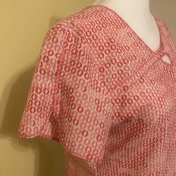 The perfect scrub top! Light and stylish! - Picture 4 of 6